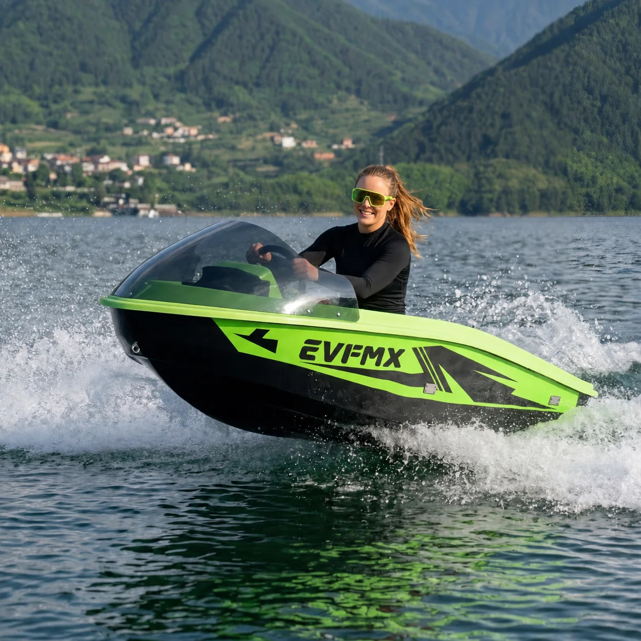 Mini Boat elétrico EVFMX V1 em operação sobre a água
